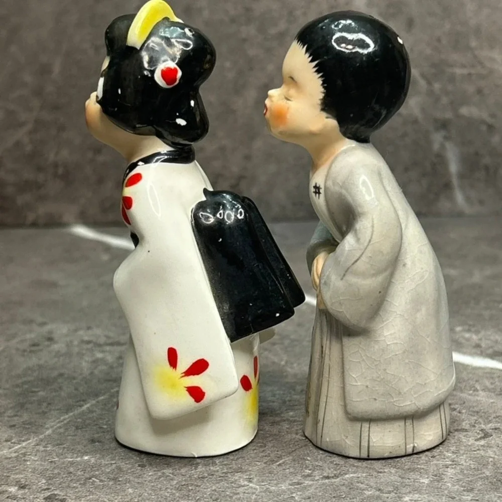 Vintage Napco Japan Kissing Couple Salt and Pepper Shakers Ceramic Mid Cent